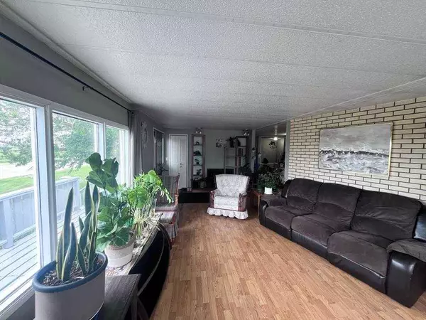 608 9 AVE West, Hanna, AB T0J1P0