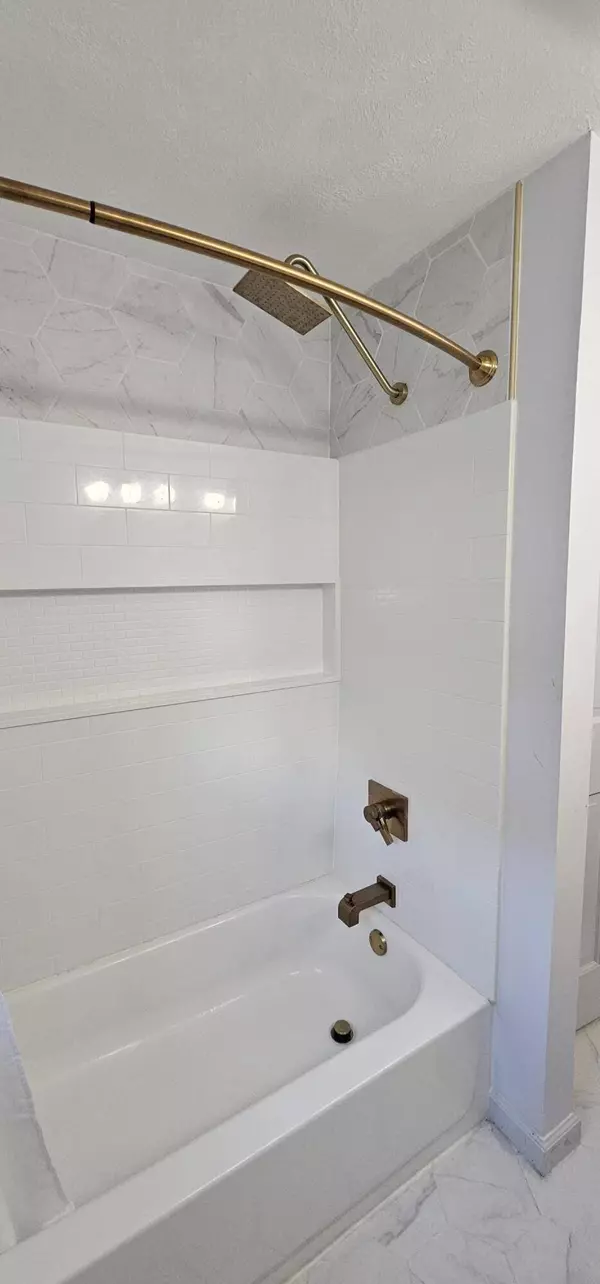 18 Western AVE, Waterville, ME 04901