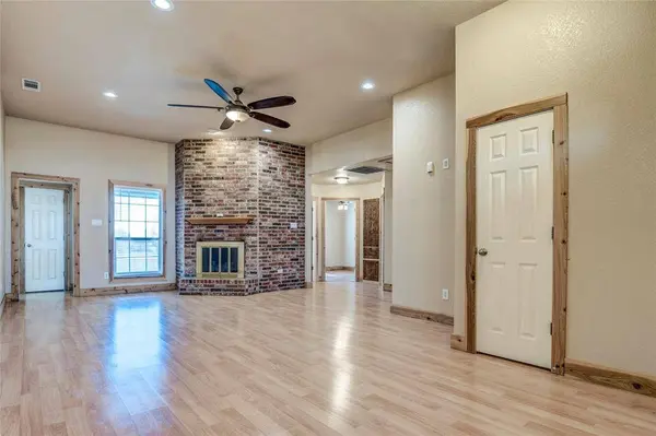 422 E Fm 6, Nevada, TX 75173