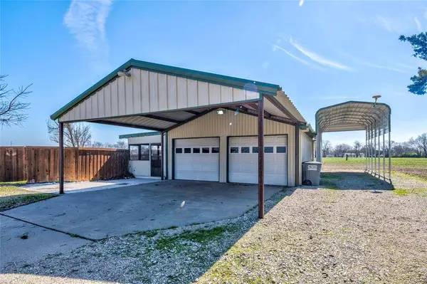 422 E Fm 6, Nevada, TX 75173