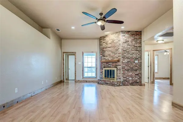 422 E Fm 6, Nevada, TX 75173