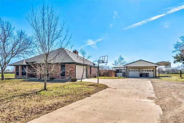 422 E Fm 6, Nevada, TX 75173