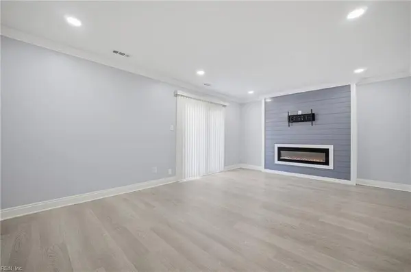 712 White Hall LN, Virginia Beach, VA 23462