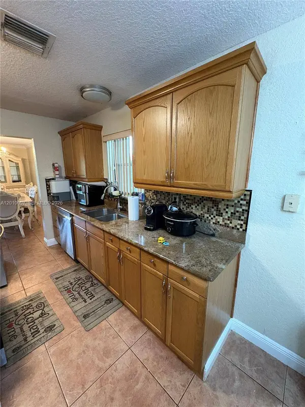 8905 NW 38th Dr #4, Coral Springs, FL 33065