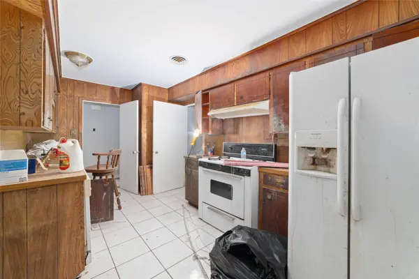 8755 Cowart ST, Houston, TX 77029