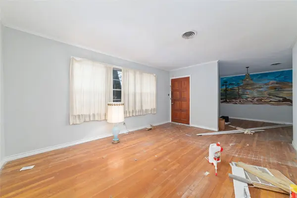 8755 Cowart ST, Houston, TX 77029