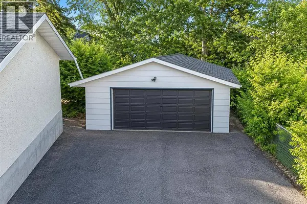 5728 51 Avenue, Ponoka, AB T4J1K5