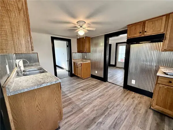 604 E 6th ST, Altamont, KS 67330