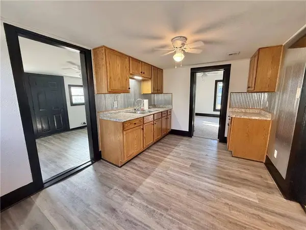 604 E 6th ST, Altamont, KS 67330