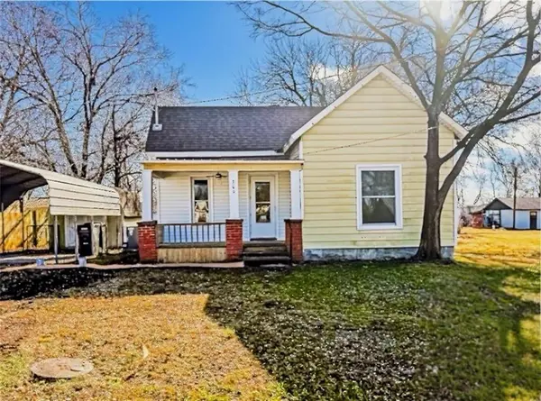 604 E 6th ST, Altamont, KS 67330