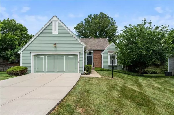 12109 Overbrook CT, Leawood, KS 66209