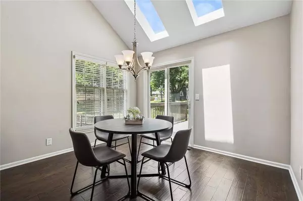 12109 Overbrook CT, Leawood, KS 66209