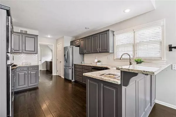 12109 Overbrook CT, Leawood, KS 66209