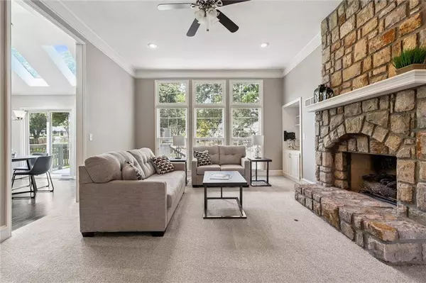 12109 Overbrook CT, Leawood, KS 66209