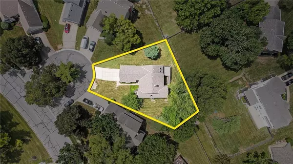 12109 Overbrook CT, Leawood, KS 66209