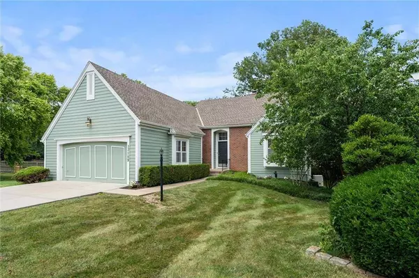 12109 Overbrook CT, Leawood, KS 66209