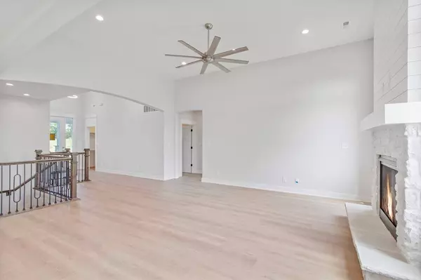 1811 Halls Creek AVE, Raymore, MO 64083