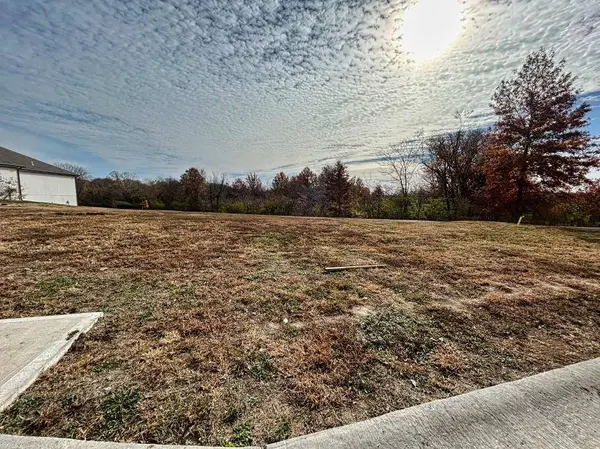 400 Pavilion DR, Grain Valley, MO 64029