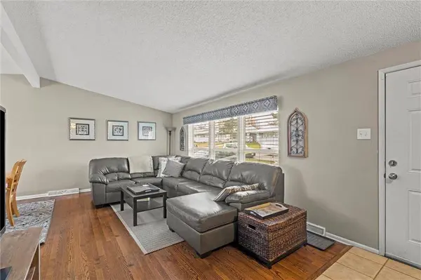 809 Cimarron TRL, Belton, MO 64012