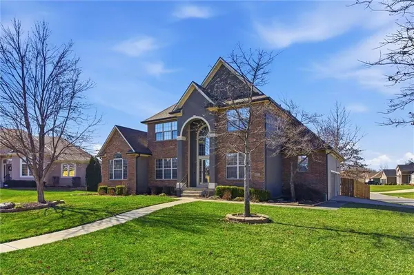 401 Hackamore CT, Lee's Summit, MO 64082