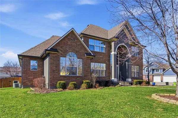 401 Hackamore CT, Lee's Summit, MO 64082