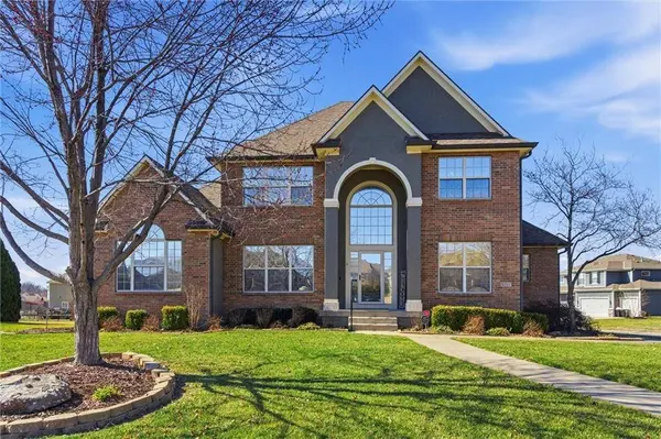 401 Hackamore CT, Lee's Summit, MO 64082