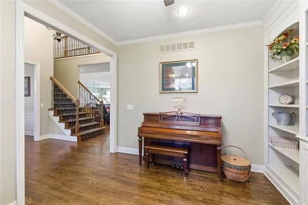 401 Hackamore CT, Lee's Summit, MO 64082