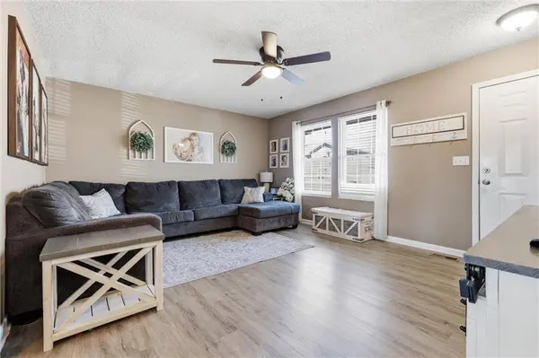 315 NE 4th TER, Oak Grove, MO 64075