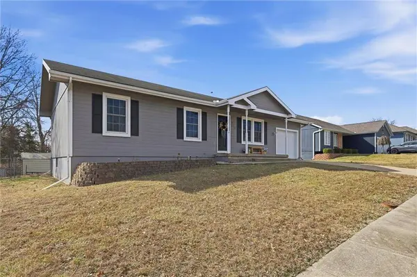 315 NE 4th TER, Oak Grove, MO 64075