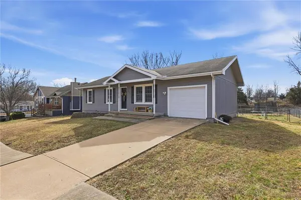315 NE 4th TER, Oak Grove, MO 64075