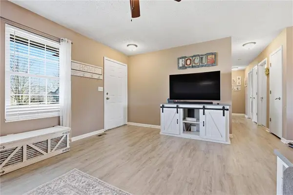 315 NE 4th TER, Oak Grove, MO 64075