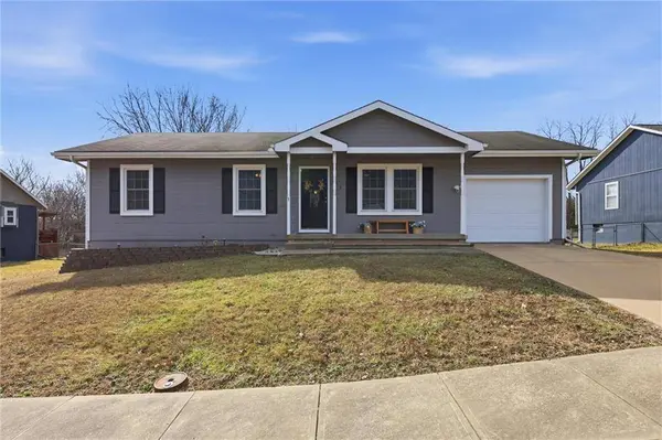 315 NE 4th TER, Oak Grove, MO 64075