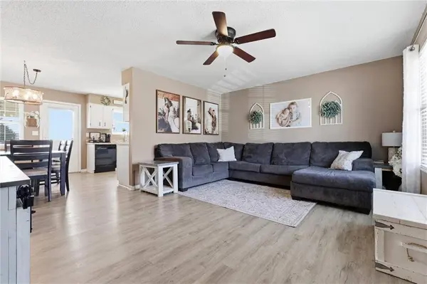 315 NE 4th TER, Oak Grove, MO 64075