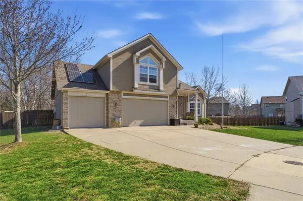 611 Chardonnay CT, Raymore, MO 64083