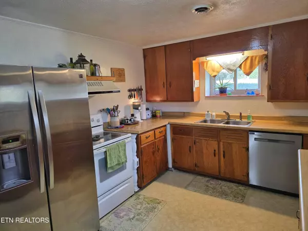 539 Offutt Rd, Clinton, TN 37716