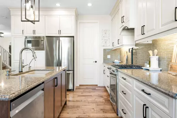 163 Cranarch LNDG SE, Calgary, AB T3M 0Z6