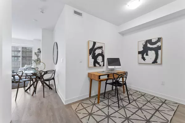 99 Broadway AVE #2011, Toronto C10, ON M4P 0E3