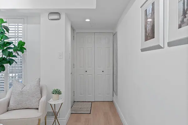 12 Portland ST #Th B, Toronto C01, ON M5V 3N6