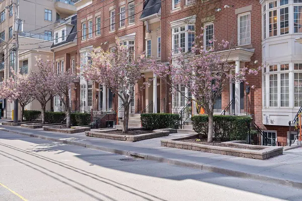 12 Portland ST #Th B, Toronto C01, ON M5V 3N6