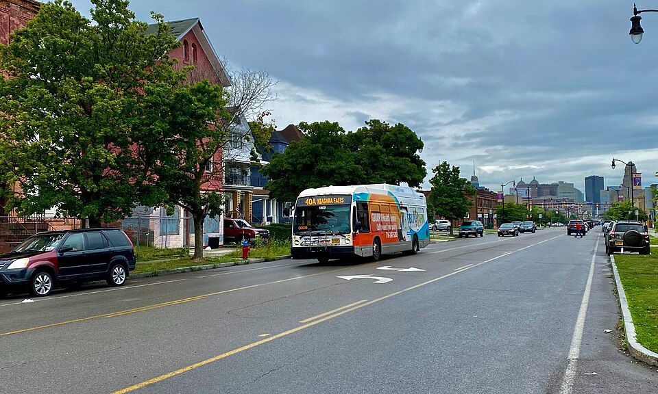 NFTA_Metro_Bus_40_@_Niagara_St_between_Hudson_and_Pennsylvania,_Buffalo,_New_York_-_20210708