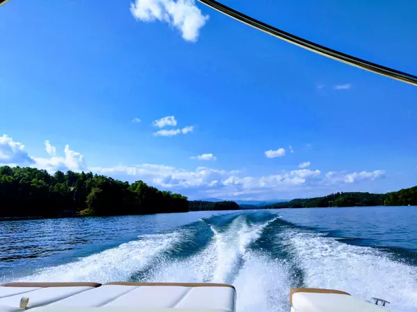 lake keowee boat view