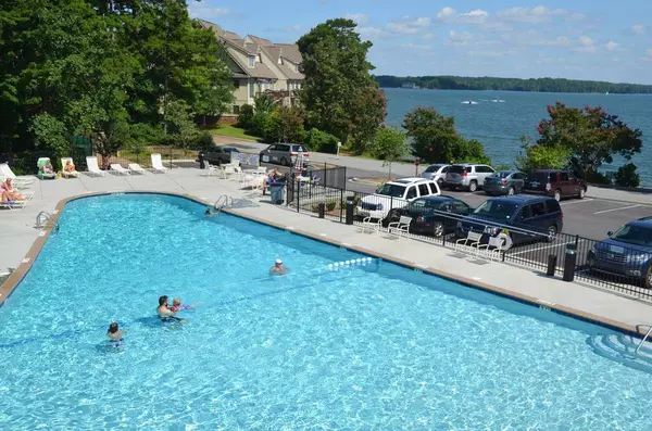 Keowee Key, SC: An Insider's Guide to Life in a Lakefront Club Community