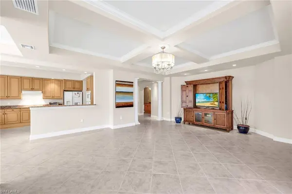 545 Avellino Isles CIR #102, Naples, FL 34119