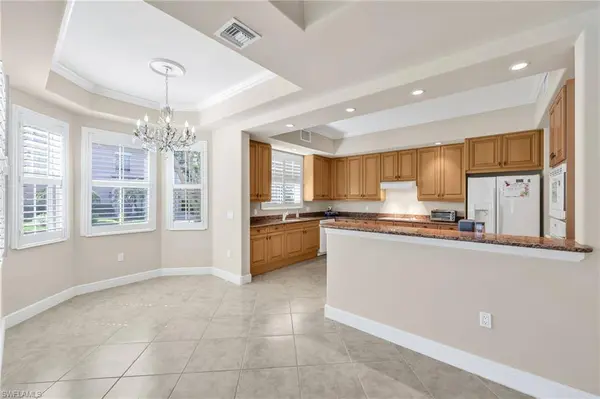 545 Avellino Isles CIR #102, Naples, FL 34119