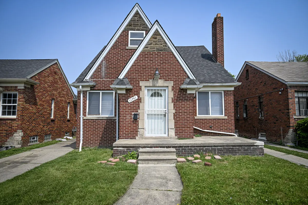 11741 Kenmoor St, Detroit, MI 48205-3323