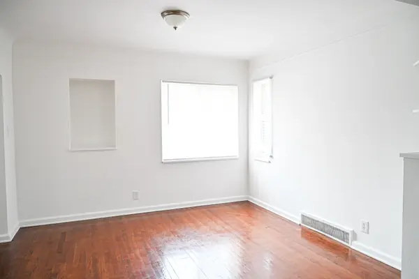 11741 Kenmoor St, Detroit, MI 48205-3323