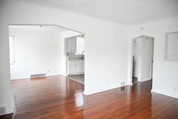 11741 Kenmoor St, Detroit, MI 48205-3323