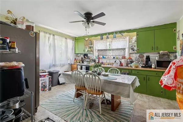 24 Maple RD, Iselin, NJ 08830