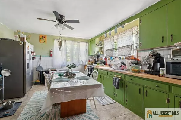 24 Maple RD, Iselin, NJ 08830