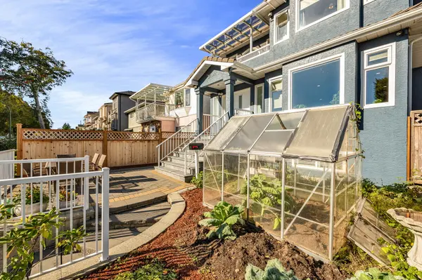 3191 E 8th Ave, Vancouver, BC V5M 1X5